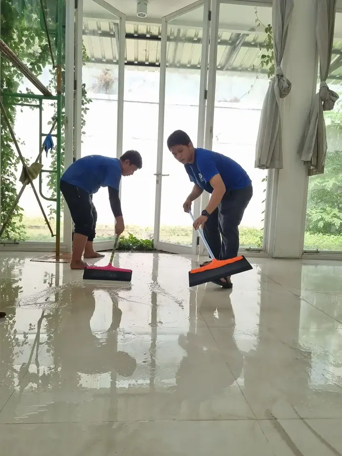 cleaning service sidoarjo mengepel lantai